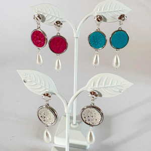 Boucles d'oreilles ronds de cuir avec pendant perle nacrée sur clou martelé argenté 2