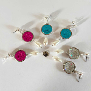 Boucles d'oreilles ronds de cuir avec pendant perle nacrée sur clou martelé argenté