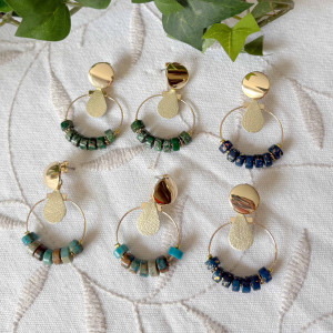 Boucles d'oreilles pendantes créoles dorées avec rondelles pierres naturelles et larme de cuir dorée. Pour oreilles percées