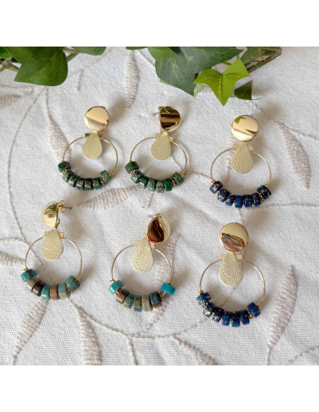 Boucles d'oreilles pendantes créoles dorées avec rondelles pierres naturelles et larme de cuir dorée. Pour oreilles percées