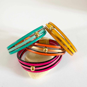 Bracelet 3 liens de cuir avec perle ronde dorée au centre sur fermoir aimanté doré