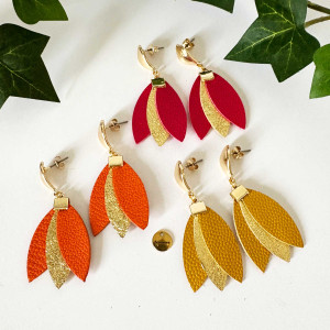 Boucles d'oreilles pétales de cuir de couleur avec pétale doré au centre sur clou ondulé en laiton doré