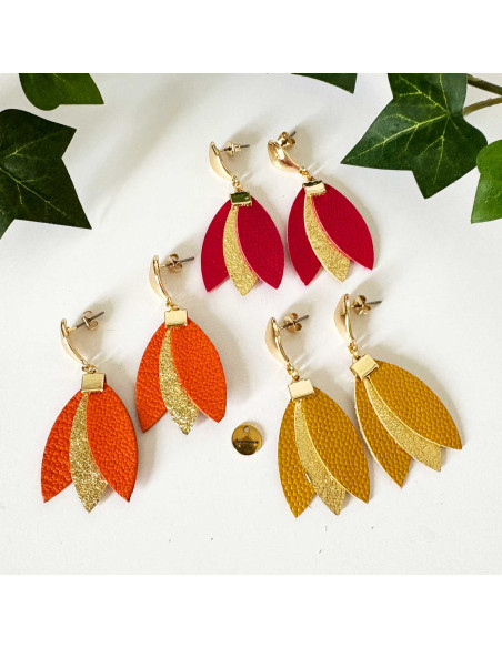 Boucles d'oreilles pétales de cuir de couleur avec pétale doré au centre sur clou ondulé en laiton doré