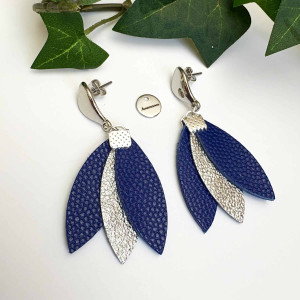 Boucles d'oreilles pétales de cuir bleu et argent sur clou argenté