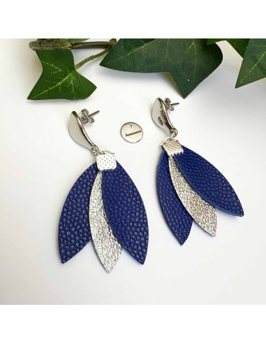 Boucles d'oreilles pétales de cuir bleu et argent sur clou argenté