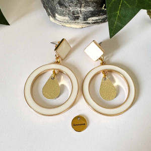 Boucles d'oreilles cercle émail blanc et goutte de cuir dorée sur clou d'oreilles carré en émail blanc