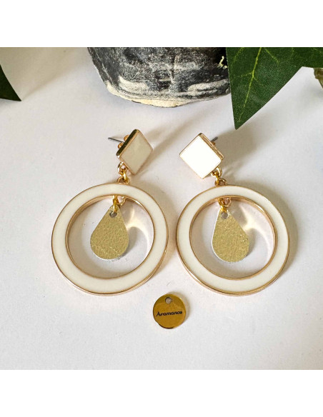 Boucles d'oreilles cercle émail blanc et goutte de cuir dorée sur clou d'oreilles carré en émail blanc