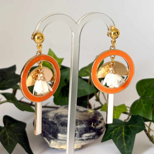 Boucles d'oreilles cercle émail orange,barre émail blanche et fleur textile blanche montée sur clou laiton doré 2