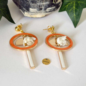 Boucles d'oreilles cercle émail orange,barre émail blanche et fleur textile blanche montée sur clou laiton doré