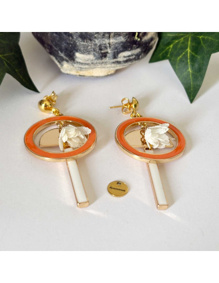 Boucles d'oreilles cercle émail orange,barre émail blanche et fleur textile blanche montée sur clou laiton doré