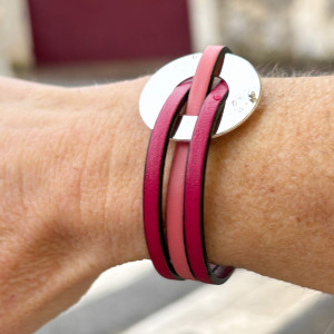 Bracelet 3 liens de cuirs entrelacés sur un cercle en métal argenté et monté sur un fermoir aimanté 2