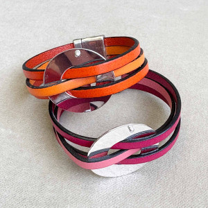 Bracelet 3 liens de cuirs entrelacés sur un cercle en métal argenté et monté sur un fermoir aimanté