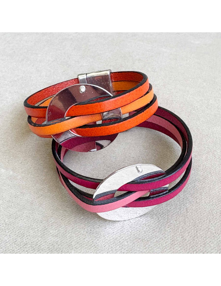 Bracelet 3 liens de cuirs entrelacés sur un cercle en métal argenté et monté sur un fermoir aimanté