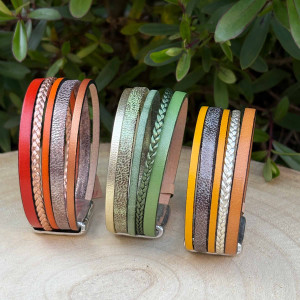 Bracelet manchette en cuir 5 liens de cuir uni, ciré, tressé sur un fermoir aimanté