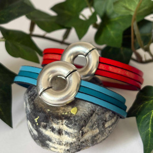 Bracelet en cuir bicolore avec un fermoir rond en étain plaqué argent aimanté sur le dessus en forme de bouée ronde 2