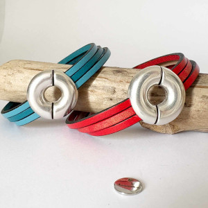 Bracelet en cuir bicolore avec un fermoir rond en étain plaqué argent aimanté sur le dessus en forme de bouée ronde