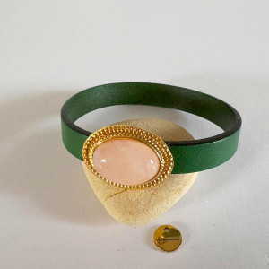 Bracelet lanière de cuir 10mm surmonté d'un médaillon en pierre quartz rosse monté sur un fermoir magnétique doré 2