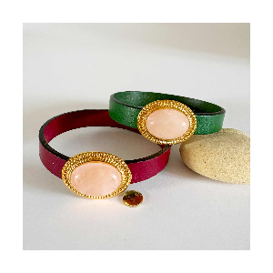 Bracelet lanière de cuir 10mm surmonté d'un médaillon en pierre quartz rosse monté sur un fermoir magnétique doré