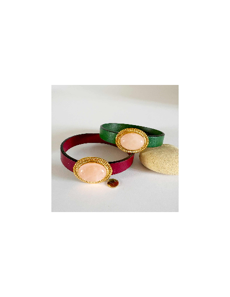 Bracelet lanière de cuir 10mm surmonté d'un médaillon en pierre quartz rosse monté sur un fermoir magnétique doré