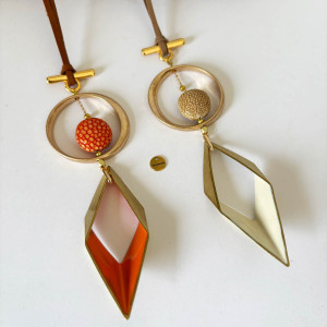 Collier sautoir pendentif losange émail de couleur