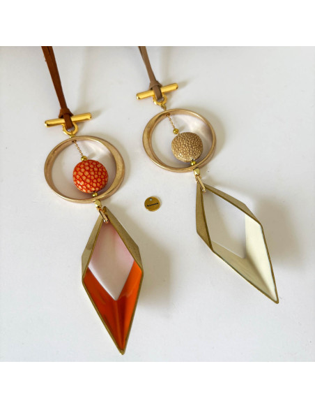 Collier sautoir pendentif losange émail de couleur