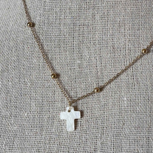 Collier court avec pendentif nacre sur chaine fine boule en acier inoxydable doré 2