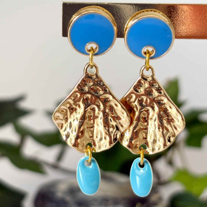 Boucles d'oreilles palme ondulée martelée en laiton doré avec sequin émaillé bleu ou rouge sur clou émaillé. 2