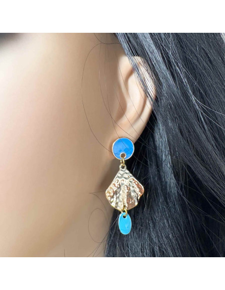 Boucles d'oreilles palme martelée dorée et sequin émaillé