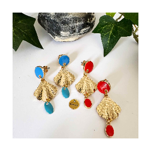 Boucles d'oreilles palme ondulée martelée en laiton doré avec sequin émaillé bleu ou rouge sur clou émaillé.