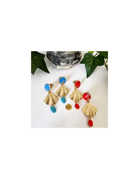 Boucles d'oreilles palme ondulée martelée en laiton doré avec sequin émaillé bleu ou rouge sur clou émaillé.