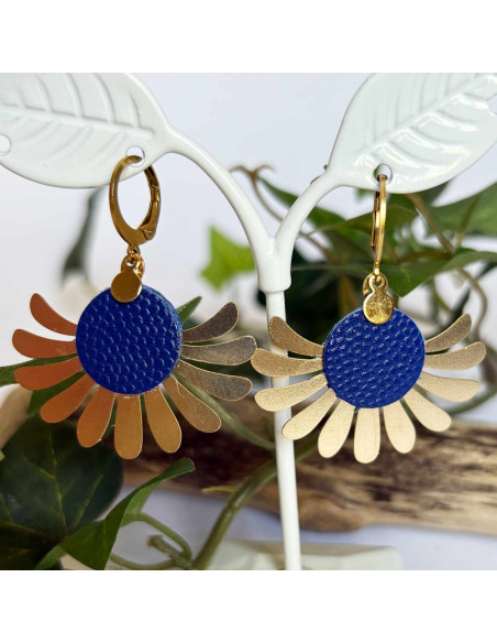 Boucles d'oreilles fleur dorées et touche de couleur