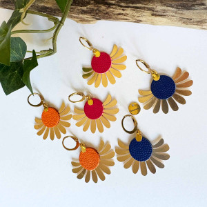 Boucles d'oreilles estampe fleur dorée avec son rond de cuir et montée sur une dormeuse dorée