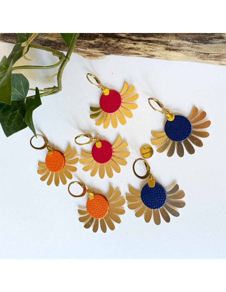 Boucles d'oreilles estampe fleur dorée avec son rond de cuir et montée sur une dormeuse dorée
