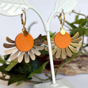 Boucles d'oreilles estampe fleur dorée avec son rond de cuir et montée sur une dormeuse dorée 2