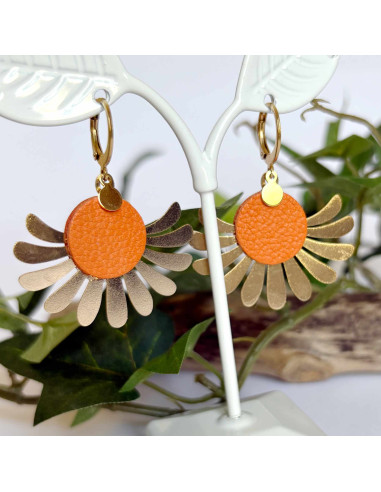 Boucles d'oreilles fleur dorées et touche de...
