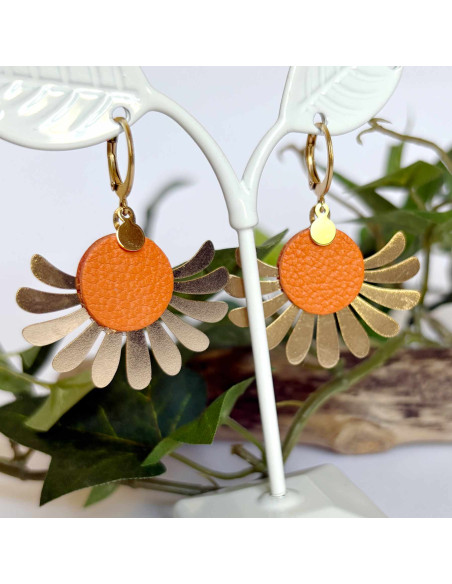 Boucles d'oreilles fleur dorées et touche de couleur