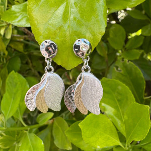 Boucles d'oreilles triple pétales de cuir or et argent sur clou d'oreille argenté martelé 2