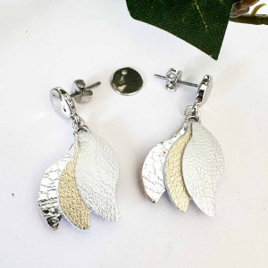 Boucles d'oreilles triple pétales de cuir or et argent sur clou d'oreille argenté martelé