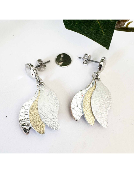 Boucles d'oreilles triple pétales de cuir or et argent sur clou d'oreille argenté martelé