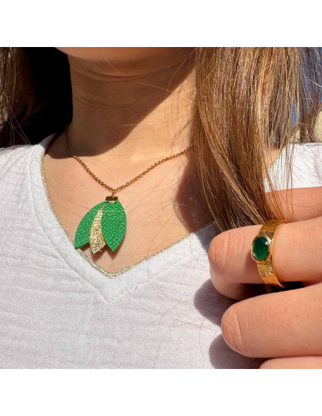 Collier ras de cou pendentif pétales de cuir
