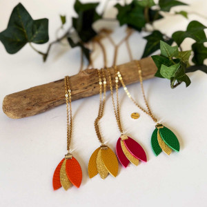Pendentif triple pétale de cuir proposé monté sur une chaine maille jaseron en acier inoxydable doré