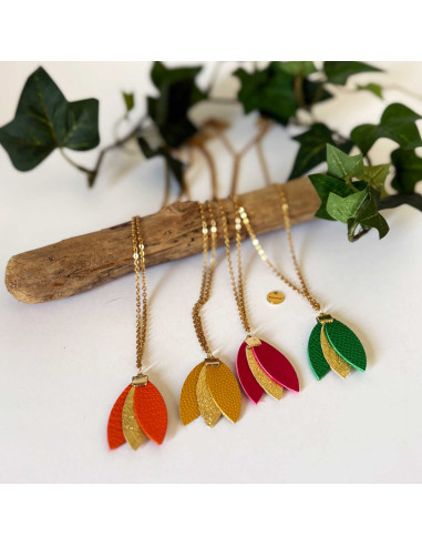 Pendentif triple pétale de cuir proposé monté sur une chaine maille jaseron en acier inoxydable doré