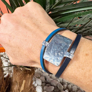 Bracelet cuir avec rectangle argenté martelé, sur fermoir aimanté 2
