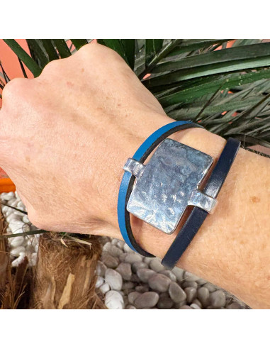 Bracelet cuir bicolore rectangle argenté martelé