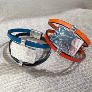 Bracelet cuir avec rectangle argenté martelé, sur fermoir aimanté