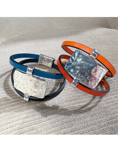 Bracelet cuir avec rectangle argenté martelé, sur fermoir aimanté
