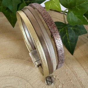 Bracelet cuir 4 liens aux tons cuir,or et taupe montés sur fermoir aimanté