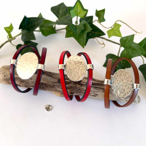 Bracelet double lien de cuir avec ovale en plaqué argent martelé sur fermoir aimanté