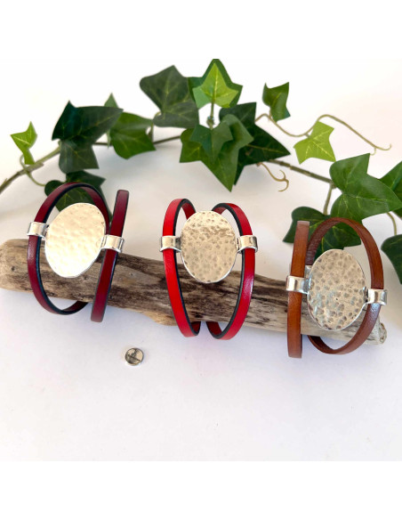 Bracelet double lien de cuir avec ovale en plaqué argent martelé sur fermoir aimanté