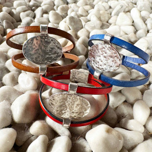 Bracelet double lien de cuir avec ovale en plaqué argent martelé sur fermoir aimanté 2